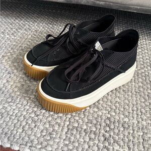 UGG Black Knit Sneakers with White and Tan Accents. Ez-Duzzit Lace!